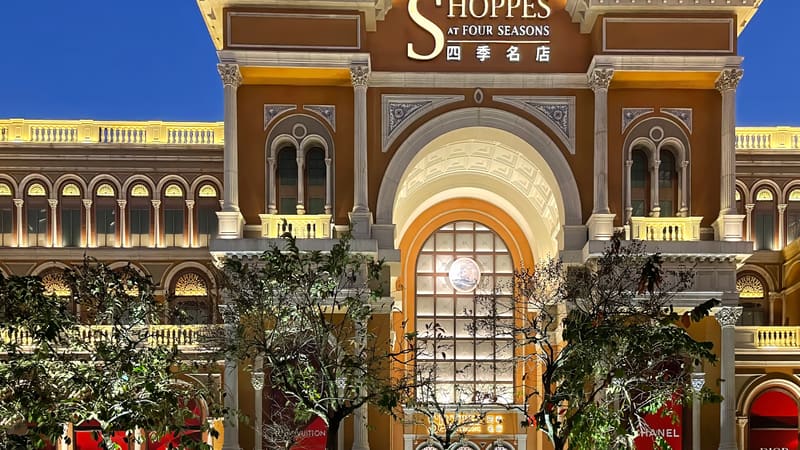 The Shoppes at Four Seasons, Façade & Entrance Renovation